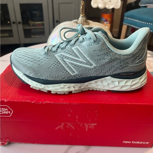 New Balance Women's Fresh Foam 880 V11 Running Shoe - Picture 1 of 5